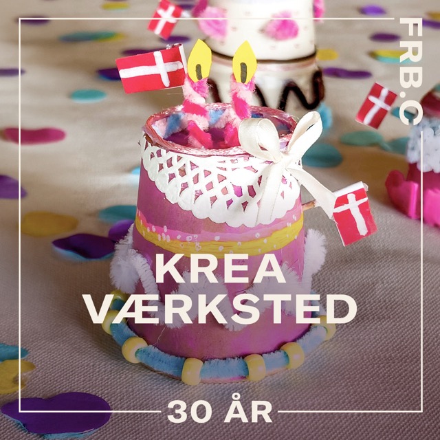 En lille kage lavet af engangskrus og pynt